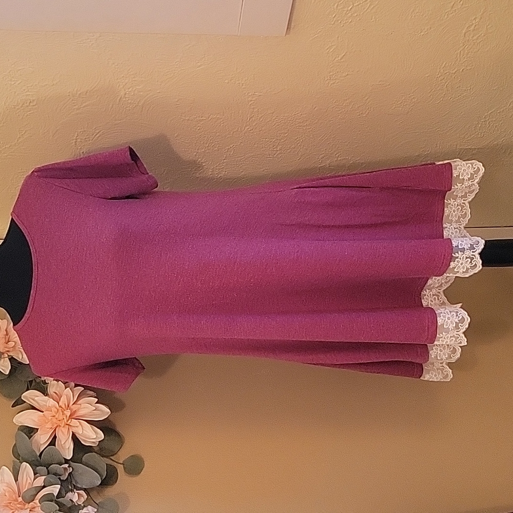 Short sleeved dress with lace ruffle